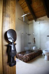 Habitación con baño con aseo. en Tidimalo Lodge, en Rustenburg
