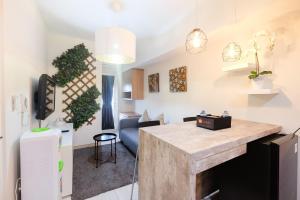 Kuchyň nebo kuchyňský kout v ubytování Modern and Bright 2BR Springlake Apartment By Travelio + 5 fotografií