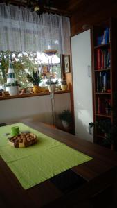 einen Tisch mit einem Teller Essen auf einem grünen Tischtuch in der Unterkunft Haus Bergkristall in Längenfeld