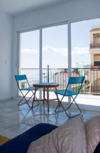 een woonkamer met 2 stoelen en een tafel bij Villaricos Puerto de la Esperanza in Villaricos