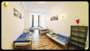 - un salon avec deux lits et une table dans l'établissement Hostel 199, à Berlin