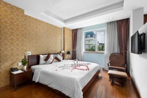 TV a/nebo společenská místnost v ubytování First Eden Hotel - Hang Bun