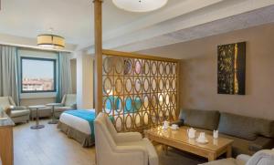 salon z kanapą i łóżkiem w pokoju w obiekcie Hotel Setif Plus w Satif