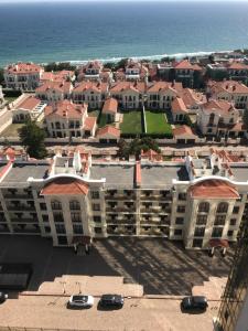 una vista aérea de un gran edificio con el océano en Апартаменты в Аркадии с видом на море en Odesa