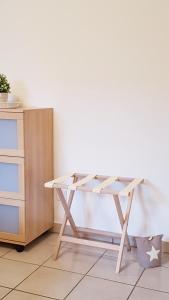 a wooden desk sitting next to a dresser at Ferienwohnung - Appartment Breivogel in Wörrstadt in Wörrstadt