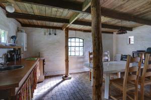 uma cozinha com mesa e cadeiras num quarto em La Lune De Boomgaard em Tripscompagnie