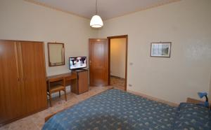 A bed or beds in a room at Hotel A-14