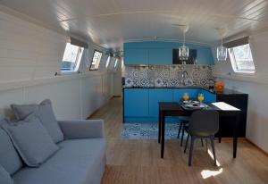 uma sala de estar e cozinha com um sofá e uma mesa em Tagus Marina em Lisboa