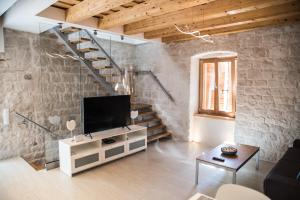 TV a/nebo společenská místnost v ubytování Limestone Heritage House
