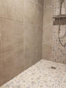 ポルティシオにあるCasa Porticcioのタイルフロアのバスルーム(シャワー付)