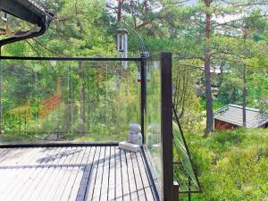 um par de estátuas sentadas em cima de uma gaiola em 7 person holiday home in LIDK PING em Lidköping