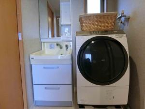 a washing machine and a sink in a bathroom at 宿坊 正伝寺 Temple hotel Shoden-ji in Tokyo
