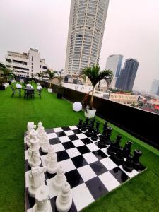 un tablero de ajedrez en el techo de un edificio en WOW Hotel Penang en George Town
