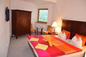 Rúm í herbergi á Hotel Labská bouda