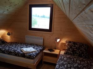 Łóżko lub łóżka w pokoju w obiekcie Domki całoroczne z kominkiem - SKAŁA i GŁAZ