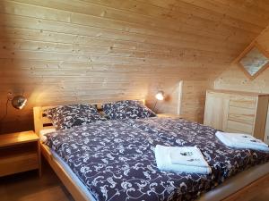 Łóżko lub łóżka w pokoju w obiekcie Domki całoroczne z kominkiem - SKAŁA i GŁAZ