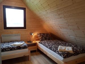 Łóżko lub łóżka w pokoju w obiekcie Domki całoroczne z kominkiem - SKAŁA i GŁAZ