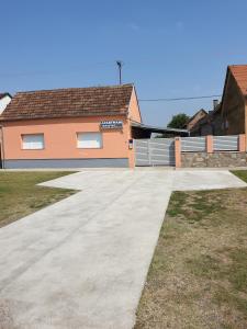 una entrada frente a una casa en Apartmani Baotić Županja, en Županja