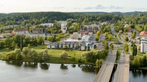 eine Luftaufnahme einer Stadt an einem Fluss in der Unterkunft Hotel Sommelo in Kouvola