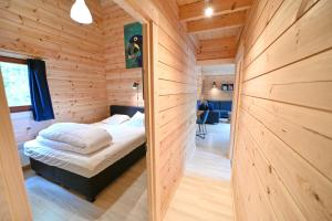 瓦涅的住宿－Chalet Hyacint，小木屋内的一个床位