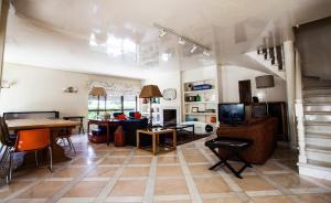 Χώρος καθιστικού στο Lisbon Surf Villa