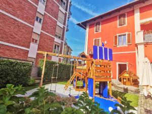 un parque infantil en el patio de un edificio en Regis B&B Camere centro storico, en Chivasso