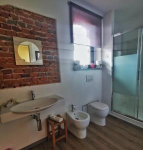 bagno con lavandino e servizi igienici di Regis B&B Camere centro storico a Chivasso
