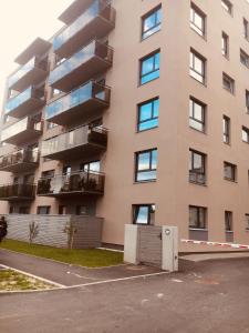 een appartementencomplex met een parkeerplaats ervoor bij Oja 118 Apartment in Pärnu
