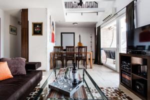 ein Wohnzimmer mit einem Sofa und einem Glastisch in der Unterkunft Terrace Apartment Sky Lounge in Budapest