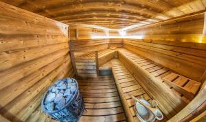 - une vue de tête sur un sauna en bois dans l'établissement Borhotel Sziluett Farkasmály, à Gyöngyös