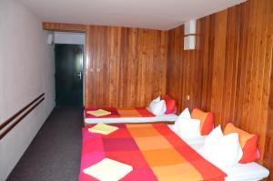 Rúm í herbergi á Hotel Labská bouda