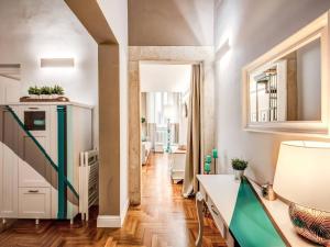 - un salon avec un escalier vert et blanc dans un bâtiment dans l'établissement Residenza Paola - 2BR Trastevere, à Rome