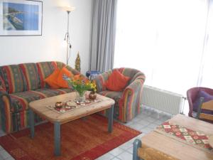 een woonkamer met 2 banken en een salontafel bij Ferienwohnung Stoetera in Malente