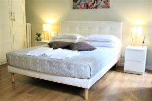 1 dormitorio con 1 cama blanca y 2 almohadas en The Castle Inside Rome, en Roma