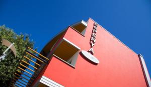 利尼亞諾薩比亞多羅的住宿－伊絲貝麗雅公寓酒店，一面有标志的红色建筑