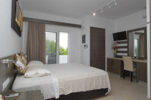 a bedroom with a white bed and a kitchen at Haraki Beauty in Haraki