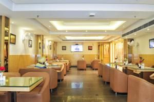 Reštaurácia alebo iné gastronomické zariadenie v ubytovaní Hotel Aman Continental - Paharganj
