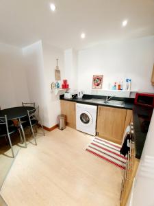 a kitchen with a sink and a washing machine at Southend Ground Floor Apartment with Parking in Southend-on-Sea