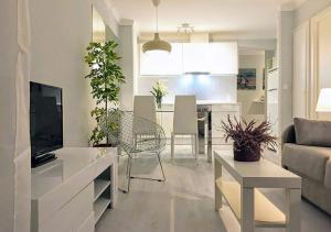 Televízia a/alebo spoločenská miestnosť v ubytovaní Apartamentos Stil Mar Anna - L'Escala Stil Mar