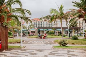 un resort con palme e un edificio di Casa da Morena a Santa Cruz