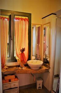 B&B La Piazzetta في كاستليوني دي بيبولي: حمام مع حوض ومرآة
