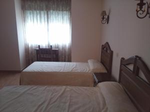 A bed or beds in a room at Hotel Rural Puerta de Caderechas