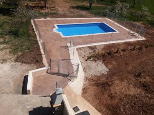 The swimming pool at or close to Hotel Rural Puerta de Caderechas