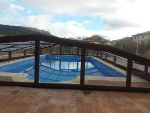 The swimming pool at or close to Hotel Rural Puerta de Caderechas