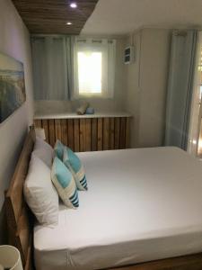 เตียงในห้องที่ Holiday Surf Lodge