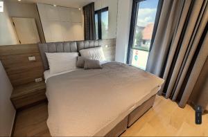 Postel nebo postele na pokoji v ubytování Regentova Suites Ljubljana