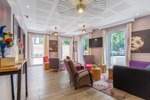 a living room with chairs and a table at Résidence Pierre & Vacances La Petite Venise in Colmar