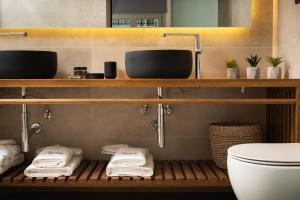 Ένα μπάνιο στο Lignum Suites Chania +31 φωτογραφίες