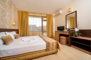 A bed or beds in a room at Hotel Iris