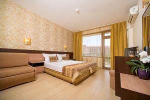 A bed or beds in a room at Hotel Iris